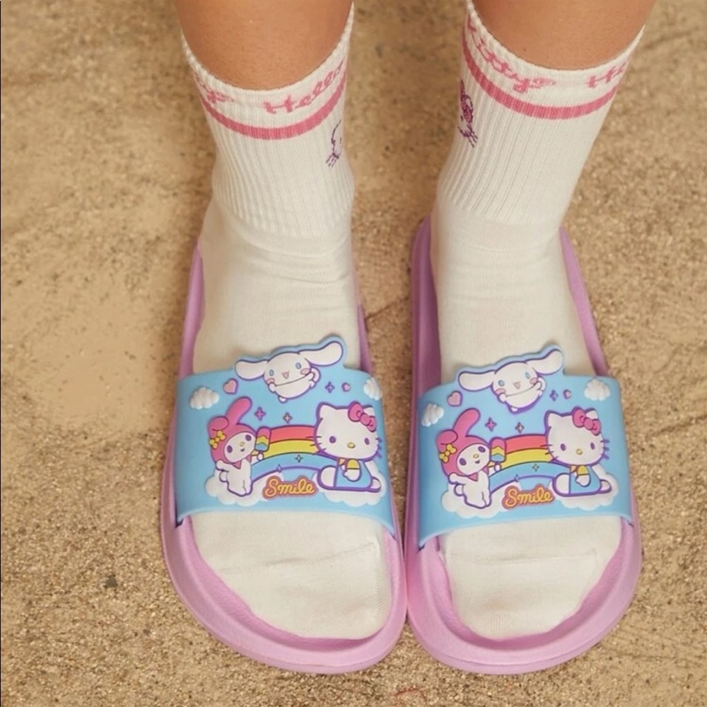 SHEIN X Hello Kitty And Friends Graphic Slides. - Picture 6 of 10
